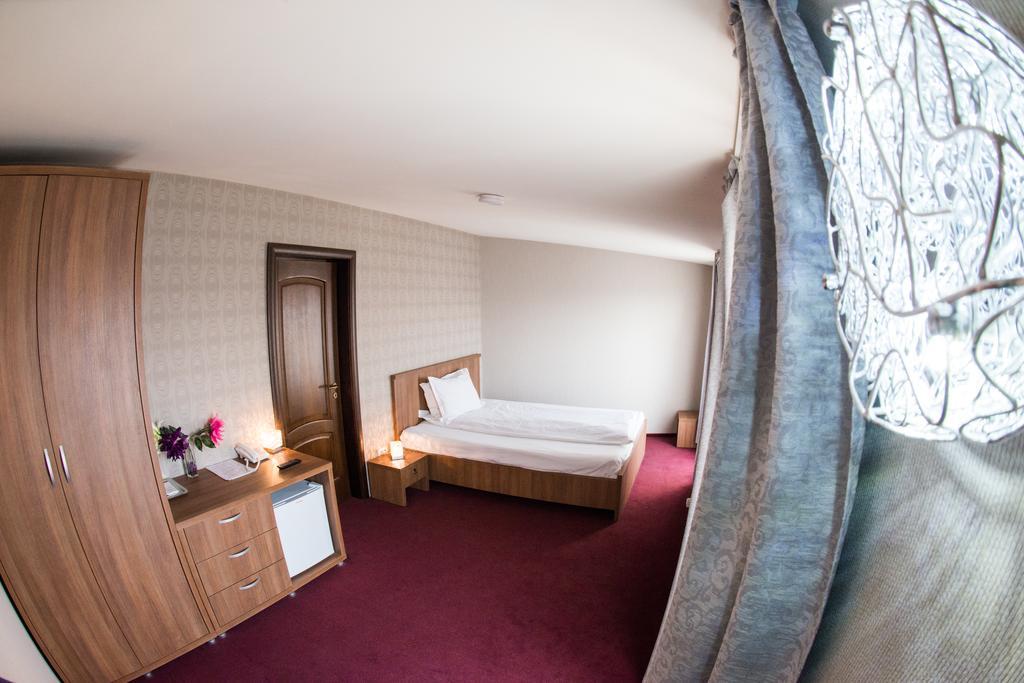 Hotel La Strada بلوييست المظهر الخارجي الصورة
