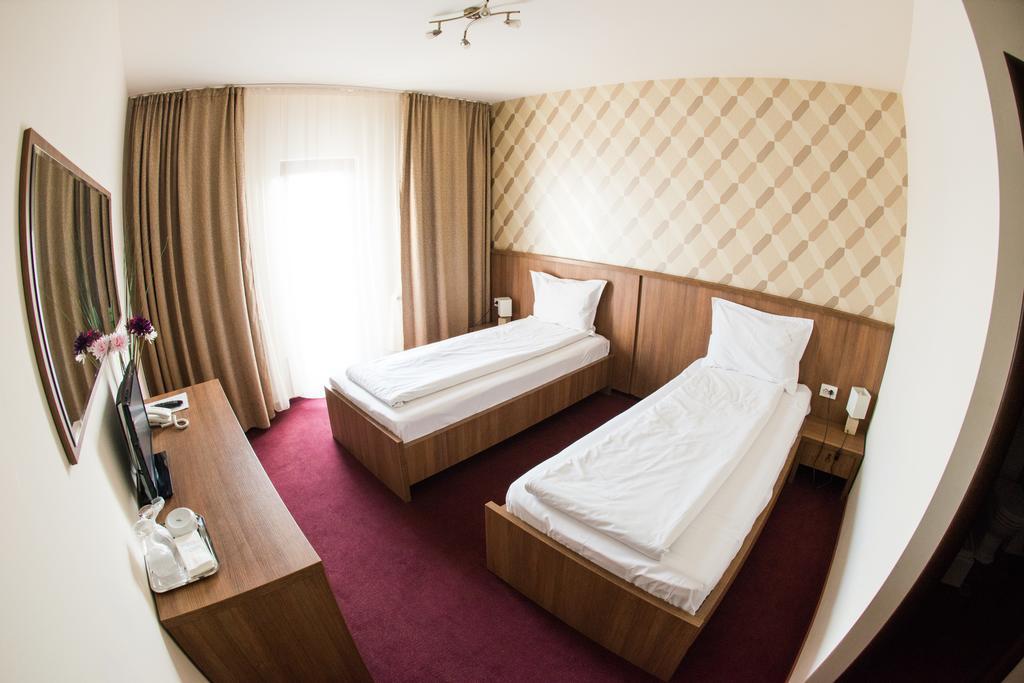 Hotel La Strada بلوييست المظهر الخارجي الصورة