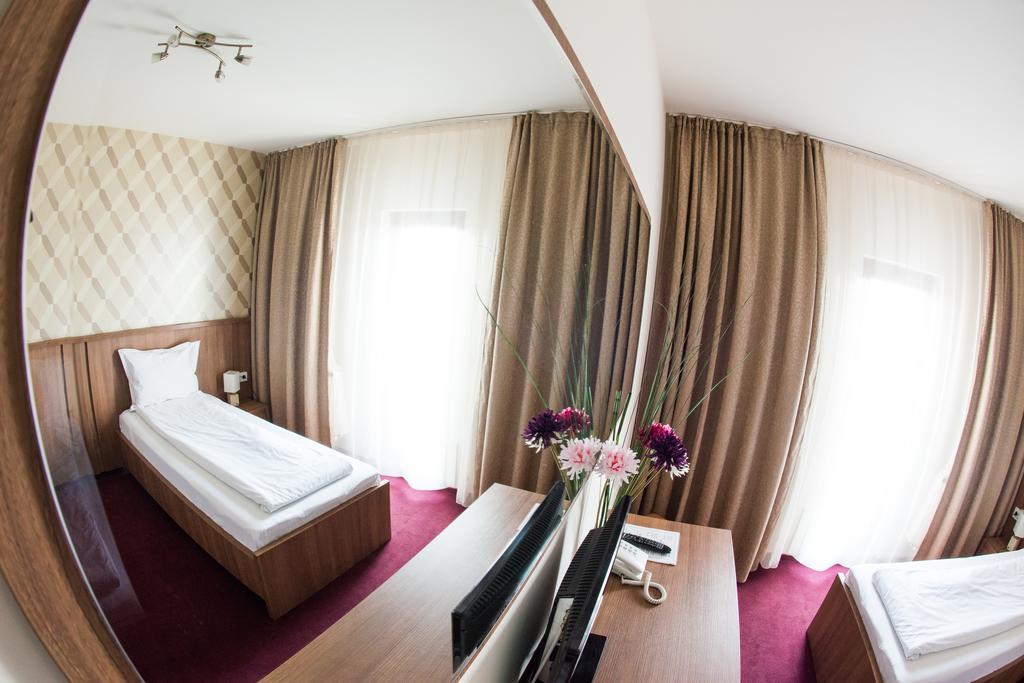 Hotel La Strada بلوييست المظهر الخارجي الصورة