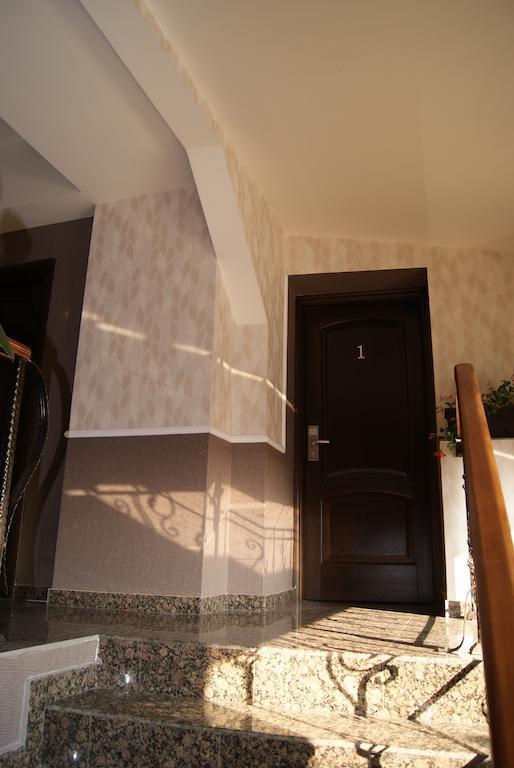 Hotel La Strada بلوييست المظهر الخارجي الصورة